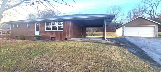 Building Photo - Single family brick home with full unfinis...