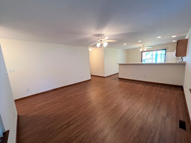 LR View 1 - 905 S Cottage Grove Ave