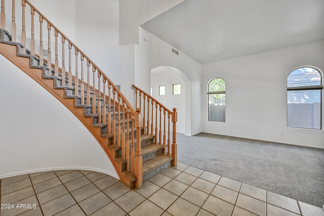 4633 E Robin Ln