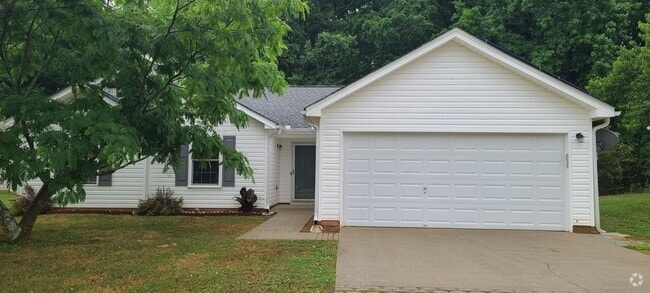 Building Photo - Available now 3 bed/2bath ranch Fenced in ... Rental