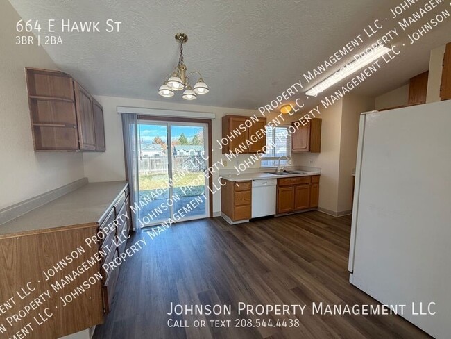 Photo - 664 E Hawk St