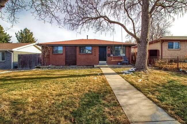 Building Photo - Charming 4-Bedroom Home in Aurora, CO – Modern, Spacious & Pet-Friendly!
