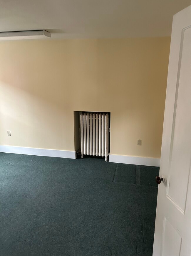 Master BR - 50 Washington St Unit North Apartment