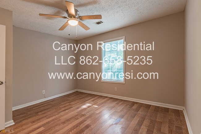 Photo - 220 Splitwood Ln