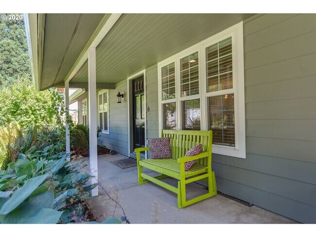 Photo - LAKE OSWEGO/LAKE GROVE LARGE UPDATE HOME O...