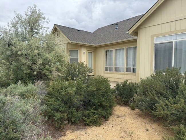 Photo - Beautiful 3 bed home with 3 car garage in Indian Hills behind Target