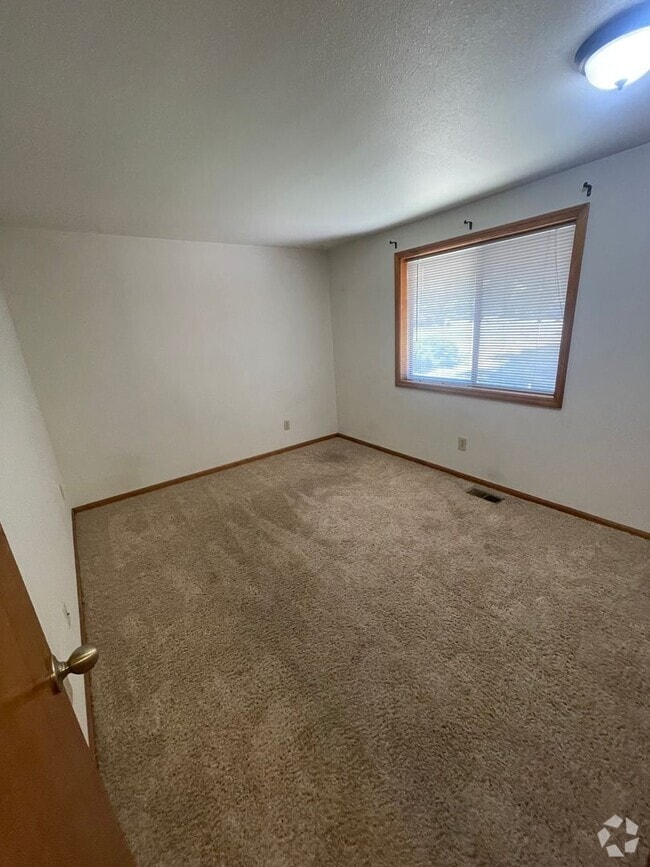 Building Photo - 3 Bedroom Home on Large Corner Lot!