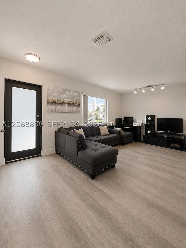 8260 SW 27th St