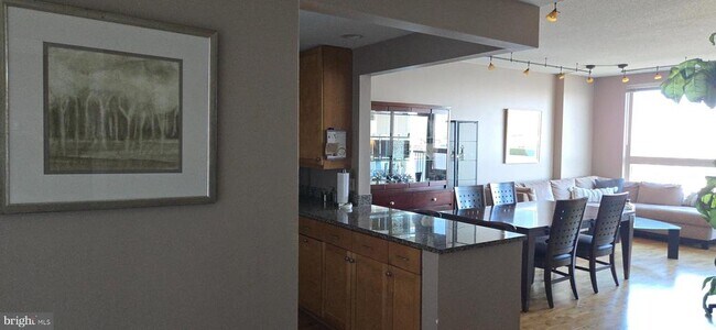 Building Photo - 717 S Christopher Columbus Blvd Unit 1505