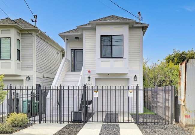 3231-3233 Hannah Street - 3231-3233 Hannah Street Apartment