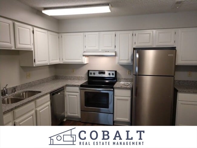 Building Photo - 4 Bedroom Apartment in Central MHK - Near Aggieville!