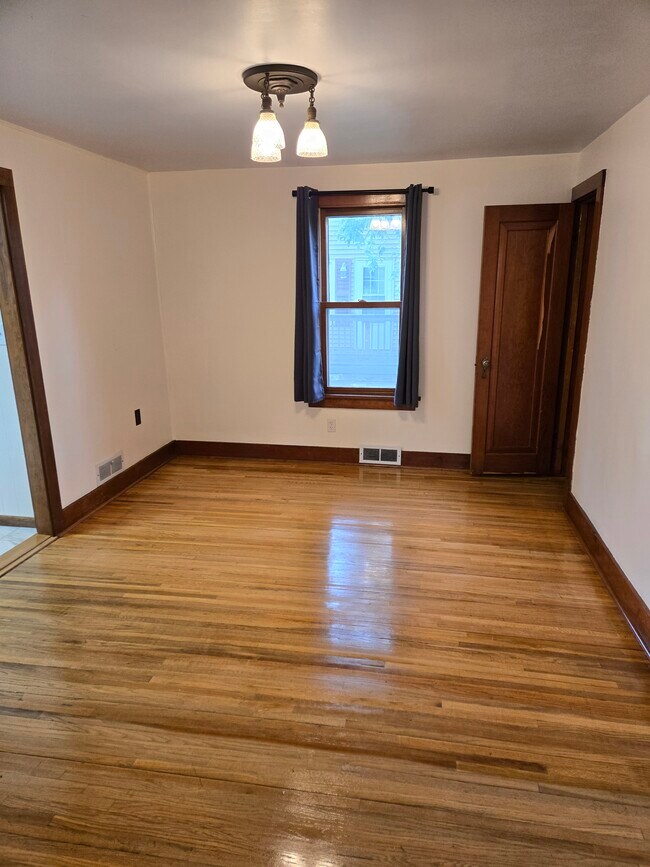 Photo - 207 E 4th St