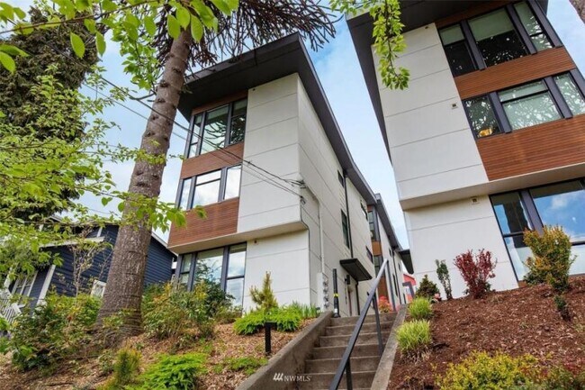 Building Photo - 3 bedroom in Seattle WA 98122 Rental
