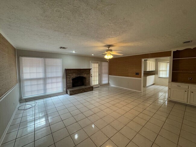 Photo - Large FOUR bedroom in Brentwood