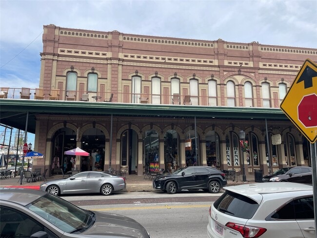 Building Photo - 2118 The Strand Unit 204