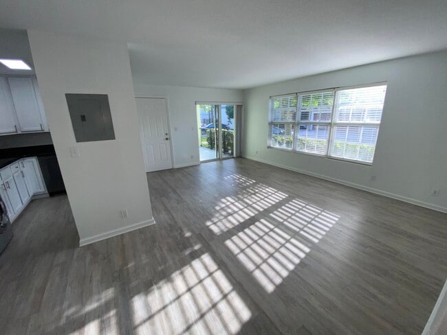 Building Photo - 102 N Lakeside Dr Unit 1 Rental