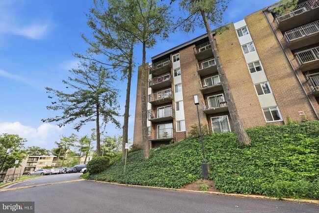 Building Photo - 60 S Van Dorn St Unit 202