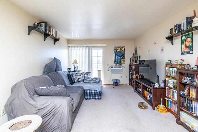 2BR, 1BA - 930SF - Living Room - Willowbrook Glen