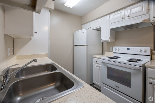 1BR, 1BA - 712SF - Kitchen