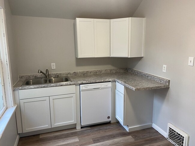 Photo - 630 Chicago Ave Unit Upper