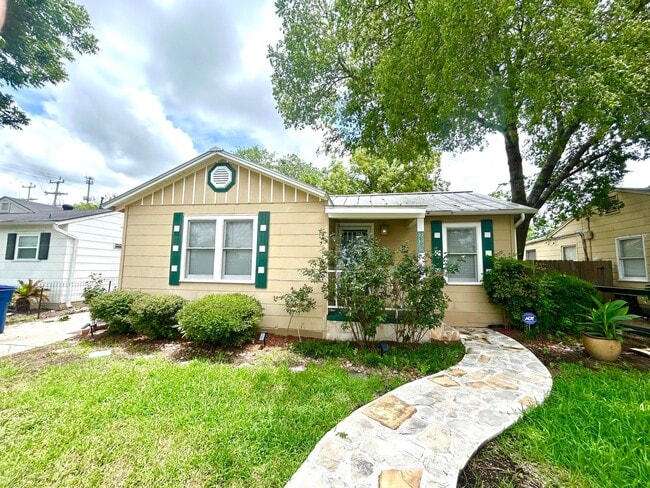 Building Photo - **APPLICATION RECEIVED** Charming Single-Story Retreat with Modern Upgrades & Outdoor Entertainin...