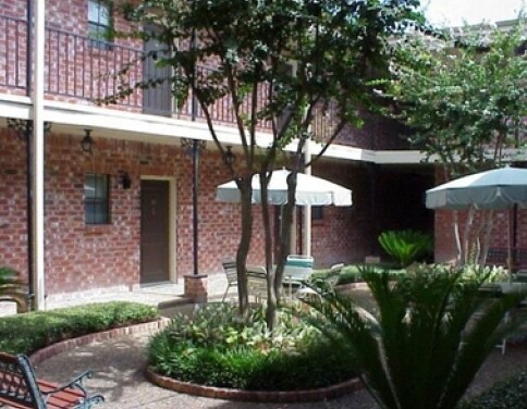 The courtyard area - Braesmont Place Apartments