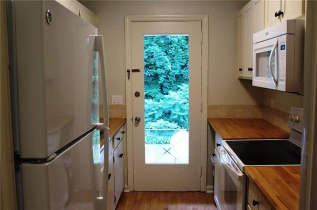 Photo - 438 Carriage Dr NE