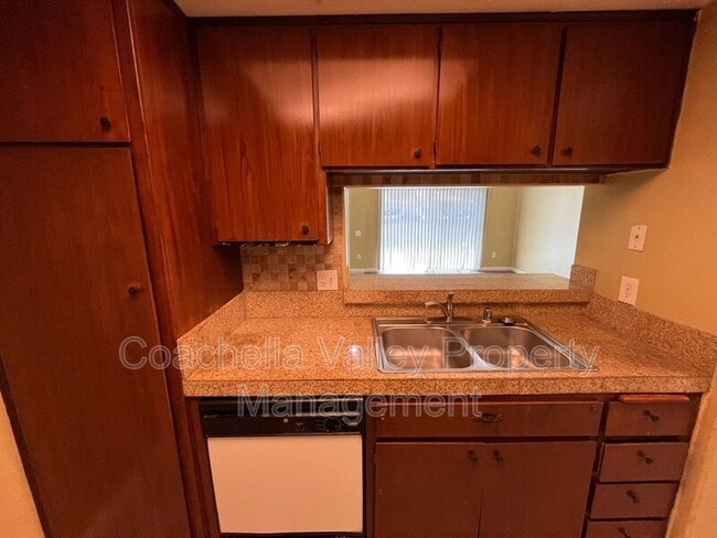 Photo - 45546 Aladdin St