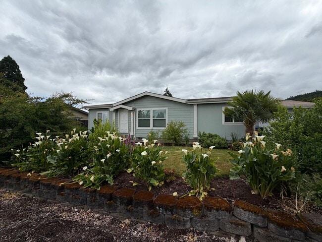 Building Photo - Spacious 3 Bed 2 Bath Springfield Home With Bonus Room and Extra Storage