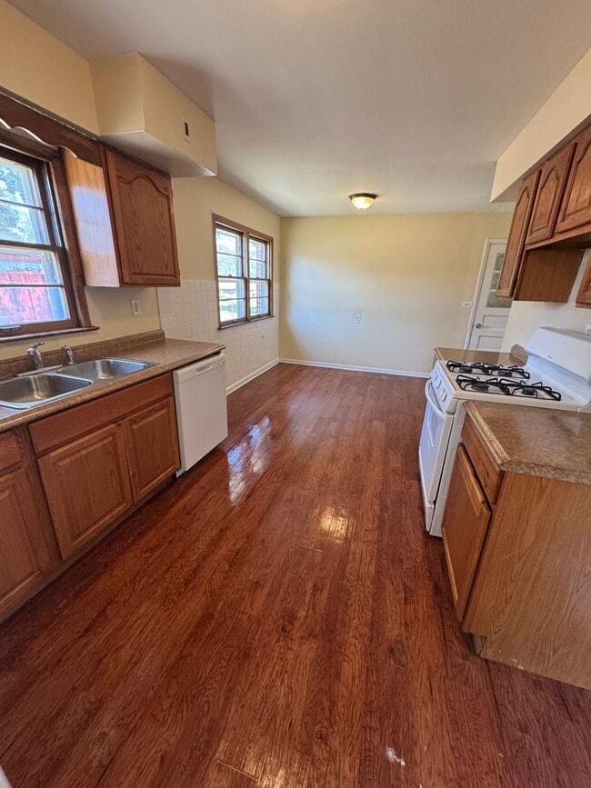 Building Photo - Large 5 bed, 2.5 bath home for rent