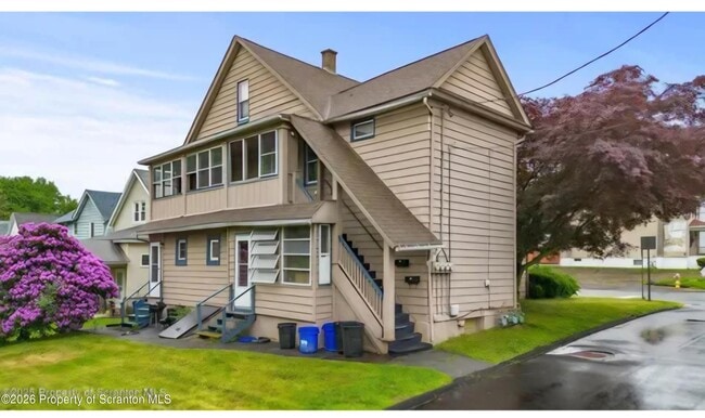 Photo - 215 Bellman St