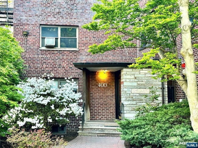 Building Photo - 400 Fairview Ave Unit 5-D