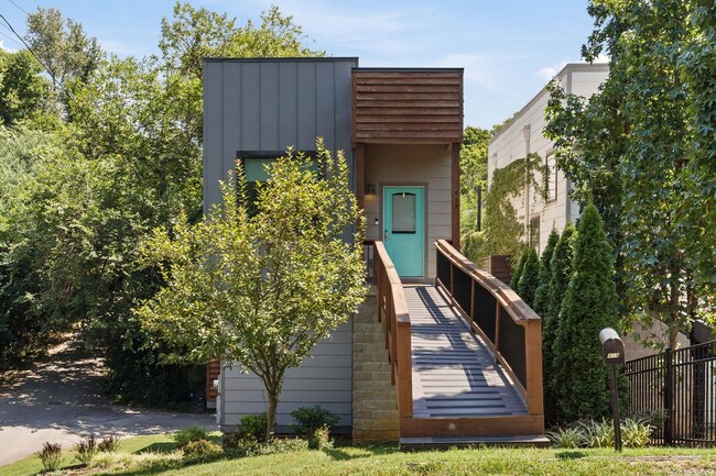 Building Photo - 4 Bedroom/ 2.5 Bath Home in East Nashville...