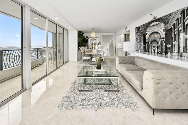 Photo - 555 NE 15th St Unidad 32C