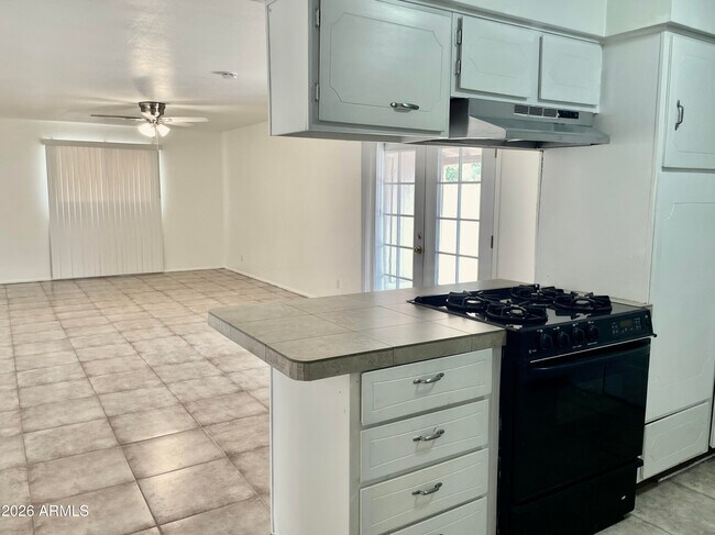 Photo - 949 W Parkway Blvd