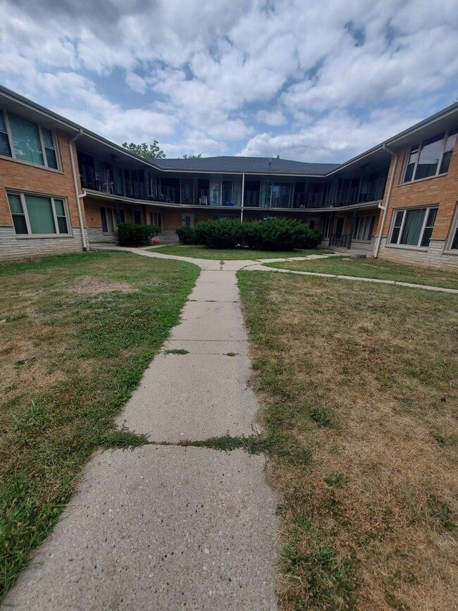 Building Photo - 7343 N Teutonia Ave - 16 Unit