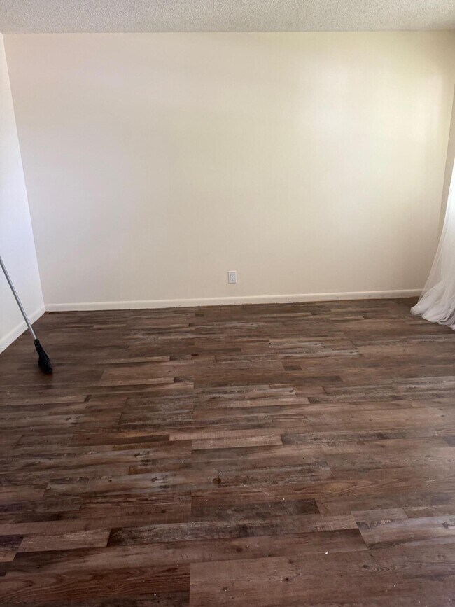 Photo - 180 Windsor E