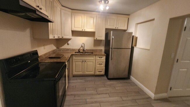 Photo - 4538 Empire Way