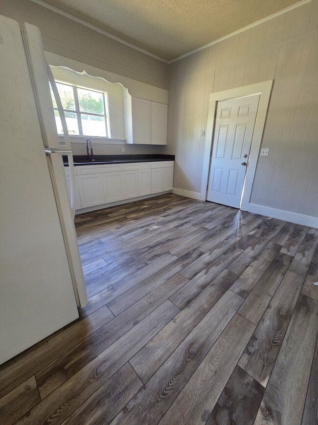 702 Mary St