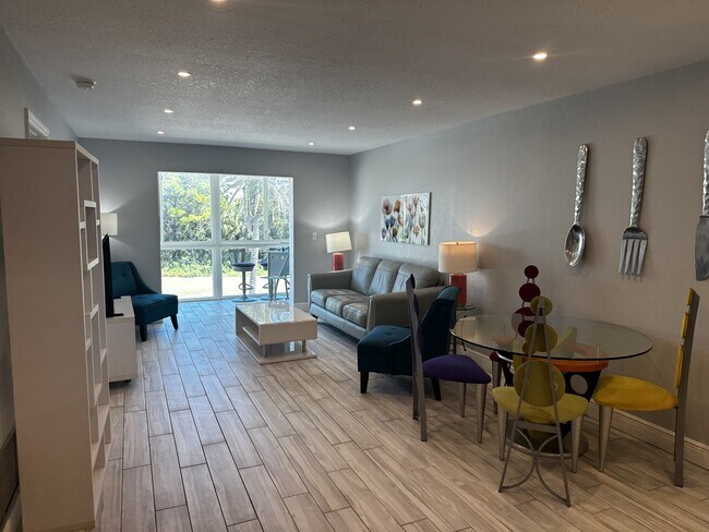 Photo - 708 S Tamiami Trl