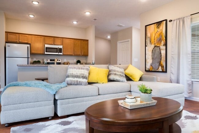 Amplio espacio para relajarse y decorar. - Redwood Avon Lake