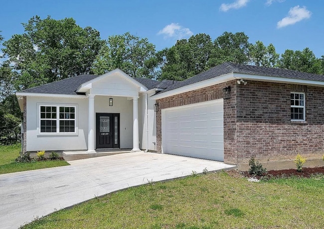 Building Photo - Spacious 3 Bedroom Home with Office on a Large Lot in Northwoods
