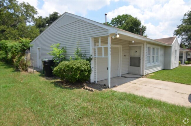 Building Photo - 5039 Dickens Rd Rental