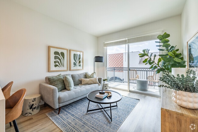 1BR, 1BA - 714SF - Living Room