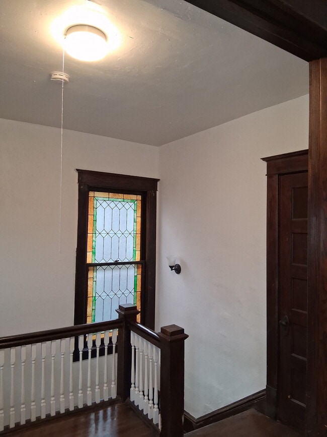 Building Photo - 690 E Utica St Unit 690 Upper