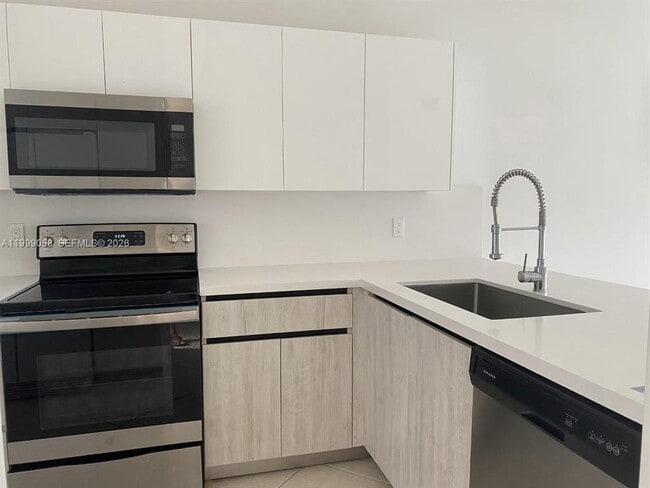 Photo - Southeast 8th Street, Hallandale Beach, FL 33009 - 2 BR 2 BA townhouse