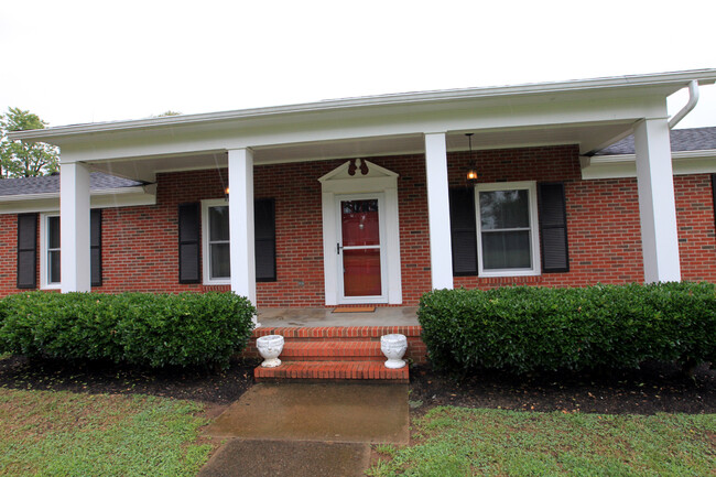 4 bed, 2 bath home on large lot near MTSU - 4 bed, 2 bath home on large lot near MTSU