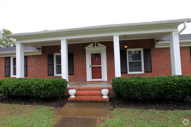 Building Photo - 4 bed, 2 bath home on large lot near MTSU