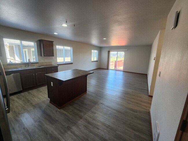 Photo - Beautiful 3-Bedroom Home in Spanaway – App...