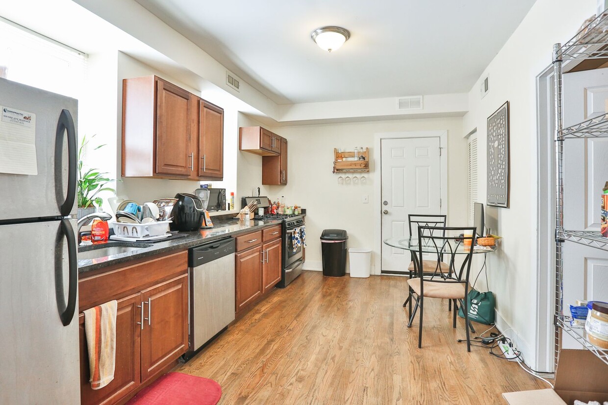 Large Updated 2 Bedroom/1 bath GARDEN in B... - Large Updated 2 Bedroom/1 bath GARDEN in B...